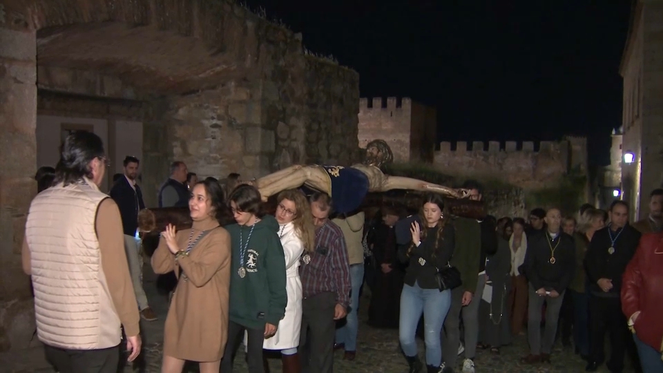 VÍDEO Así ha sido el Via Crucis del Cristo de la Expiración en Cáceres